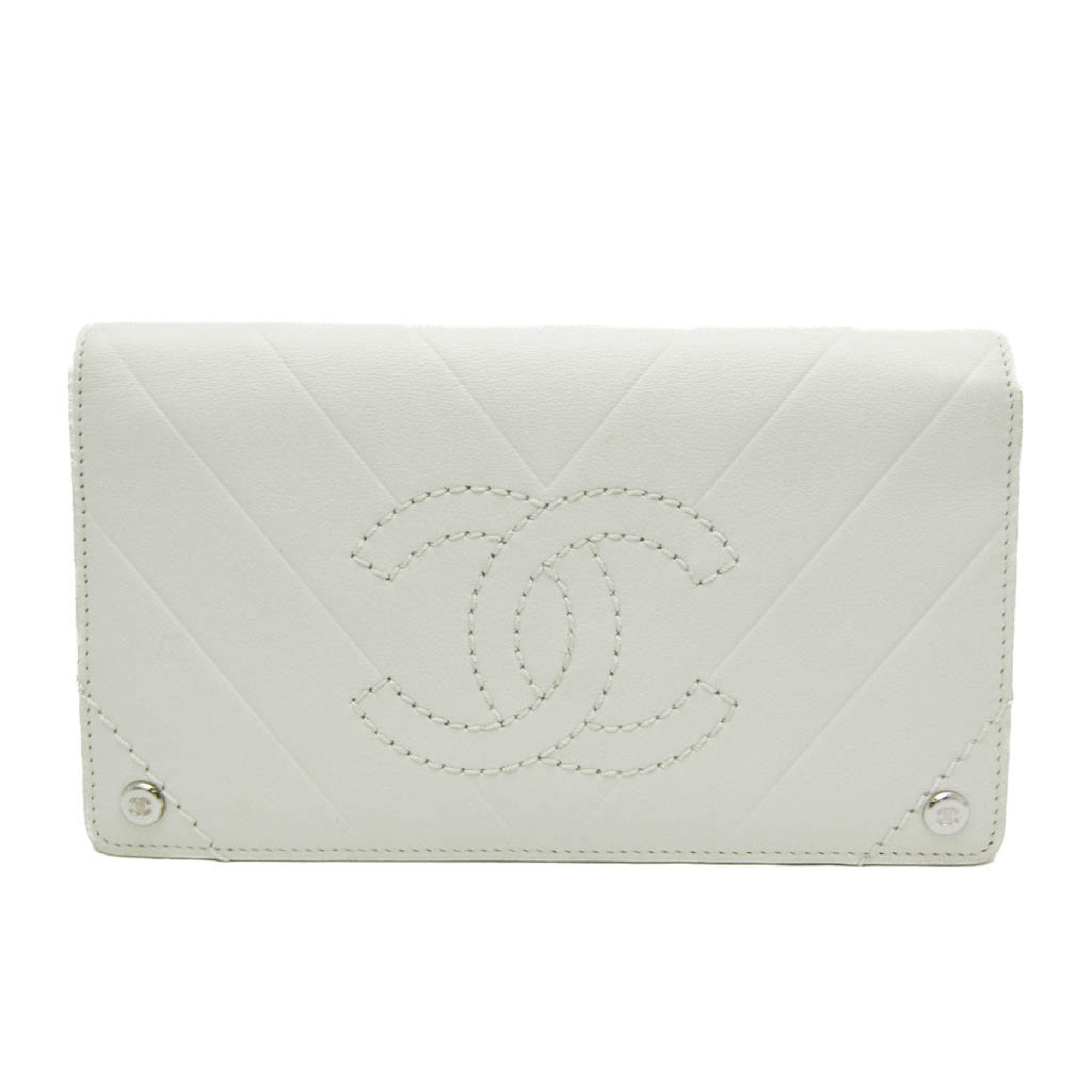 Cartera larga de piel para mujer Coco Mark con puntada en V de Chanel (triple pliegue) en color blanco roto [usada]