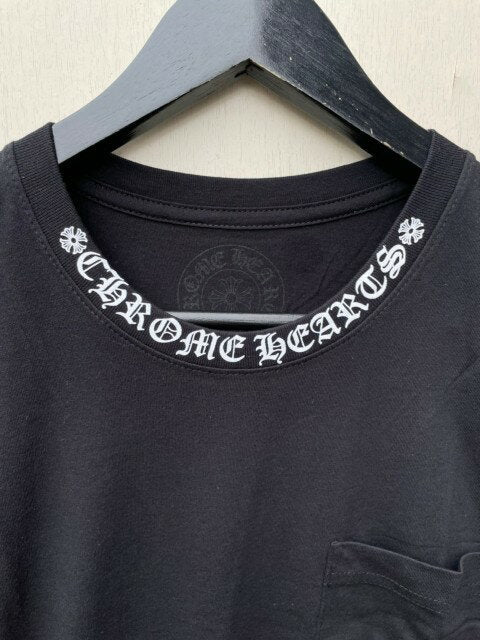 Camiseta con logo en el cuello de Chrome Hearts en color negro y blanco