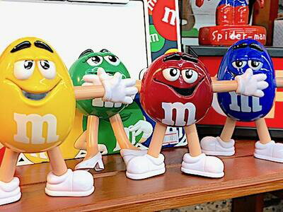 Juego de 4 adornos con figuras dobles Bend de American Goods de M&amp;M's, exhibición interior de personajes estadounidenses