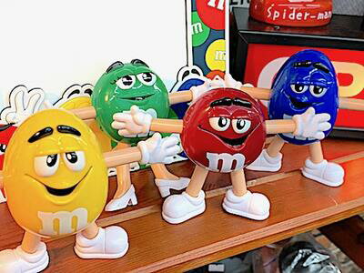 Juego de 4 adornos con figuras dobles Bend de American Goods de M&amp;M's, exhibición interior de personajes estadounidenses