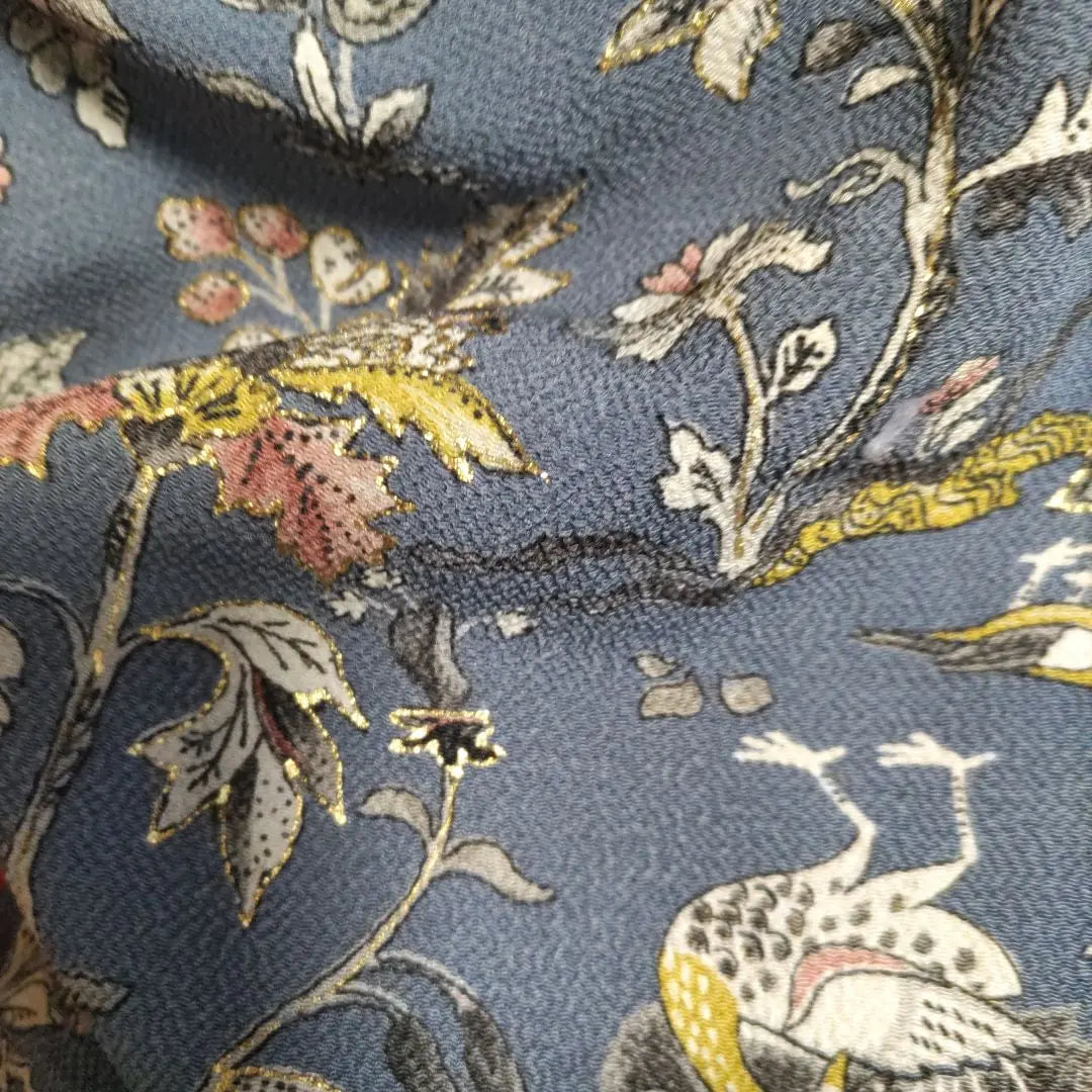 Lowest price (Oni crepe, Edo Sarasa kimono fabric) (good condition) (33 x 84) Classical flower and bird pattern with gold leaf