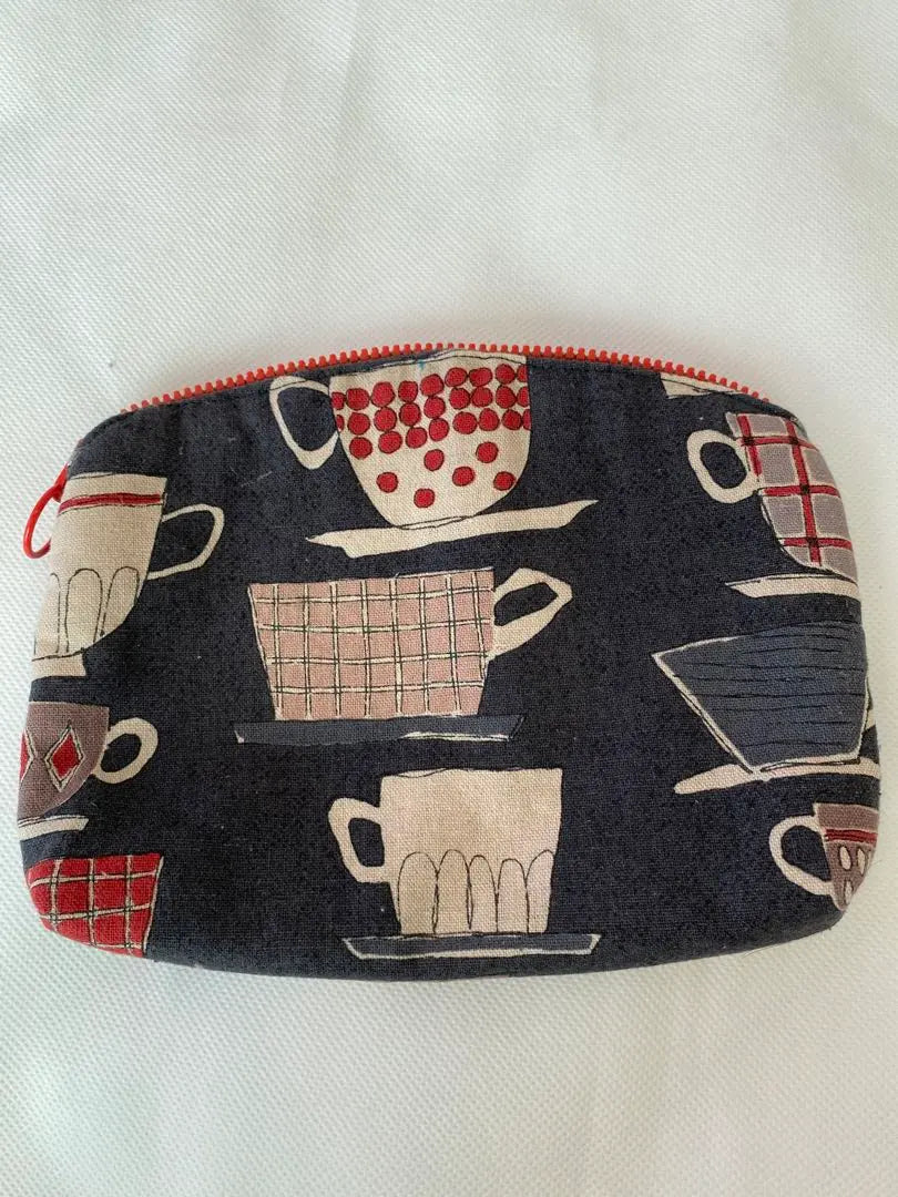 Handmade pouch with cup pattern gusset