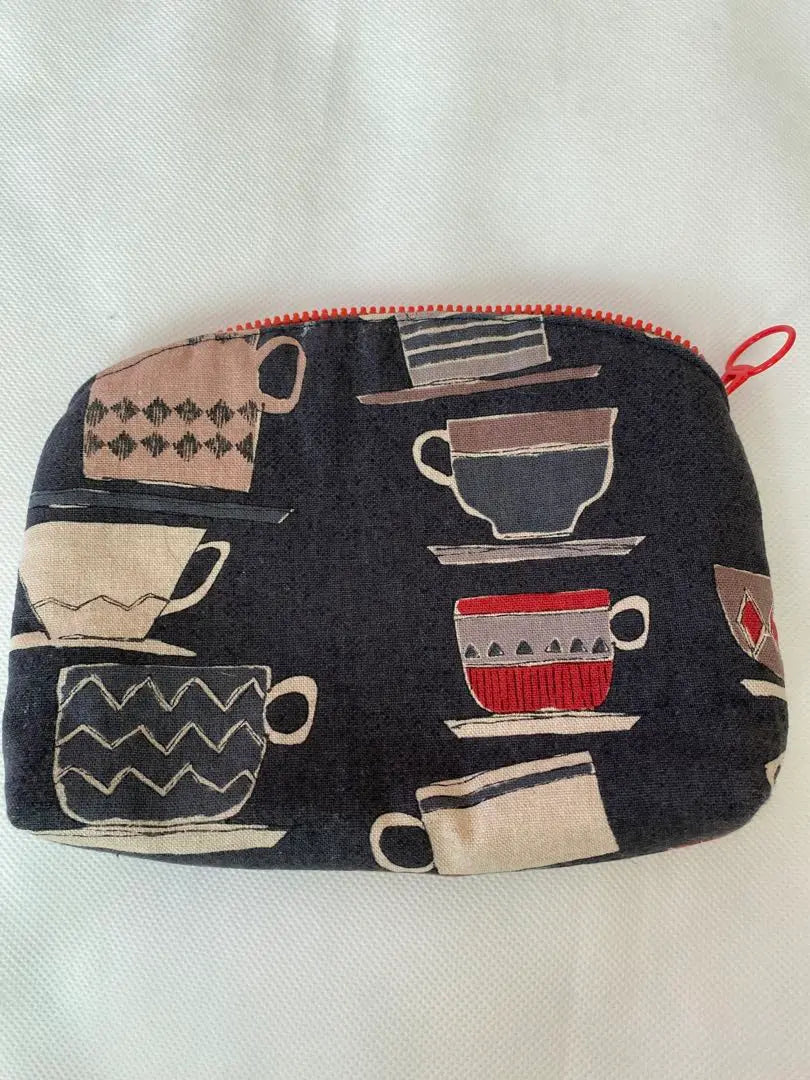 Handmade pouch with cup pattern gusset