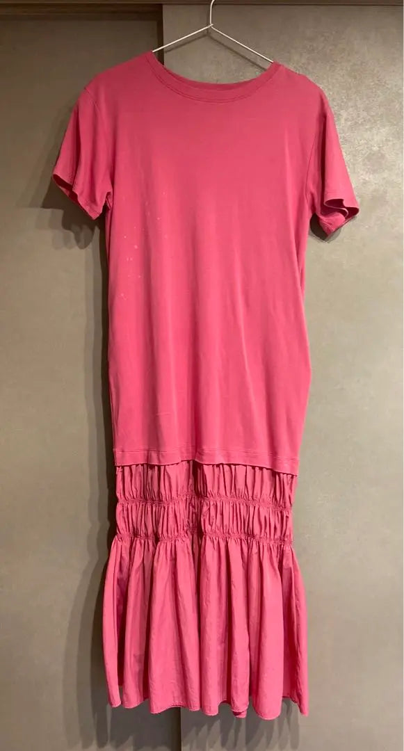 Vestido EMMI de manga corta con volante rosa