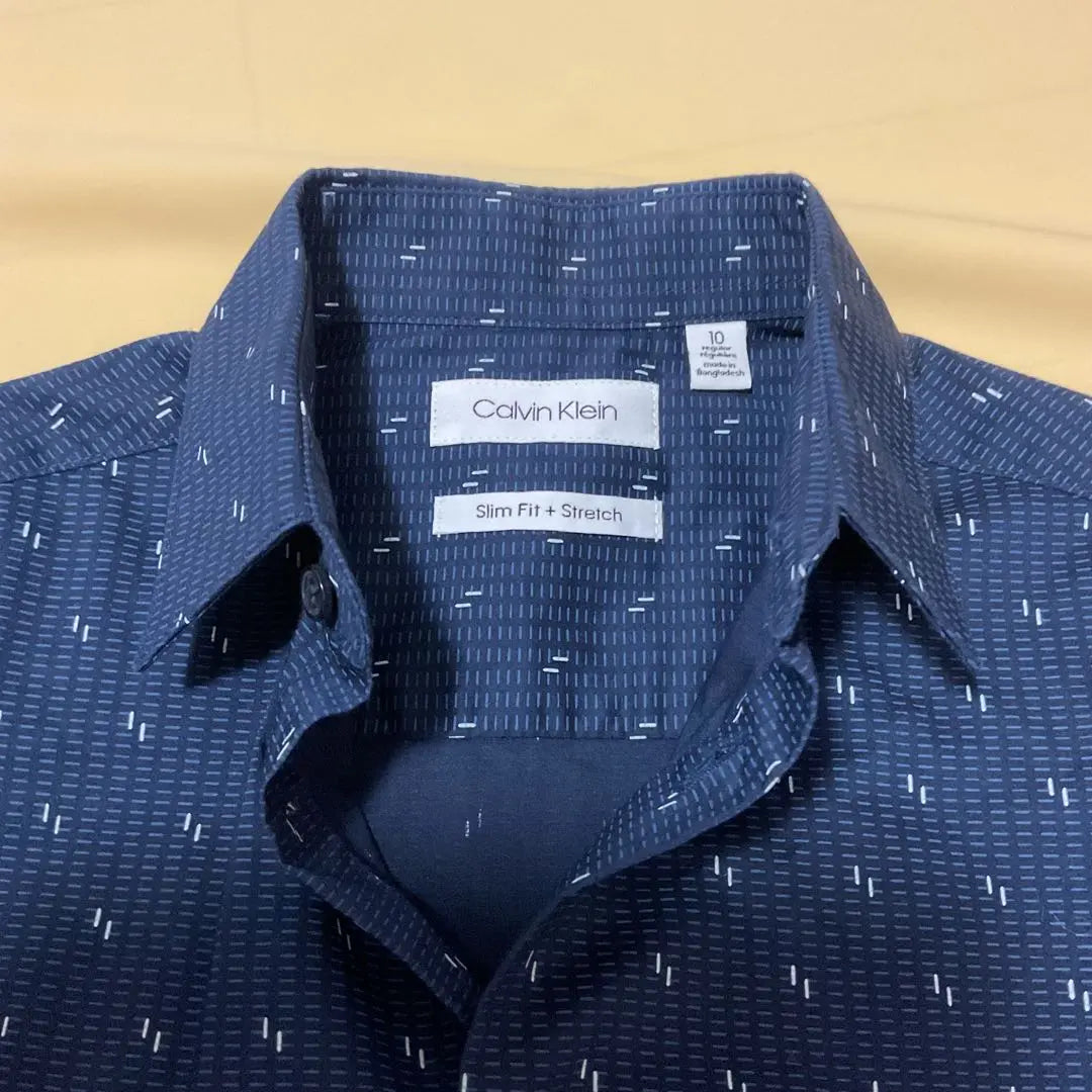 Camisa de manga larga estampada para niños de Calvin Klein, talla 10 normal