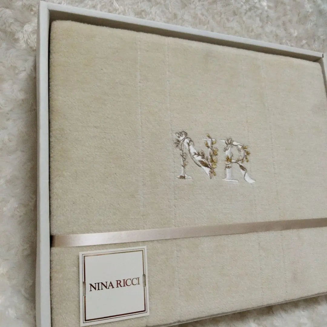 [New unused] NINA RICCI luxury blanket cream color warm France x made in Japan | 【新品未使用】NINA RICCI　高級毛布　クリーム色　暖か　フランス×日本製