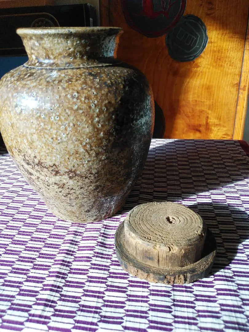 Shigaraki ware, old Shigaraki pot, with period lid, flower arrangement, folk art, antique