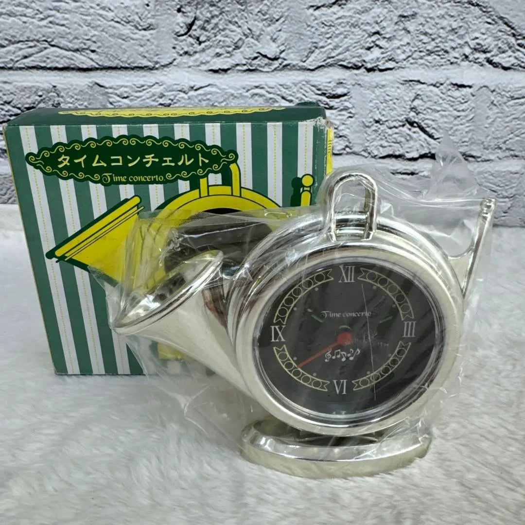 Reloj de mesa Time Concerto tipo trompeta plateado