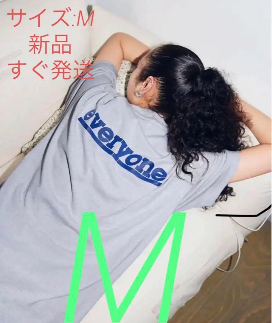 Camiseta con el logotipo de TTTMSW x Everyone (ASH) para Miyoshi Yoshiyoshi | 三好良着用TTTTMSW × Everyone LOGO TEE (ASH)