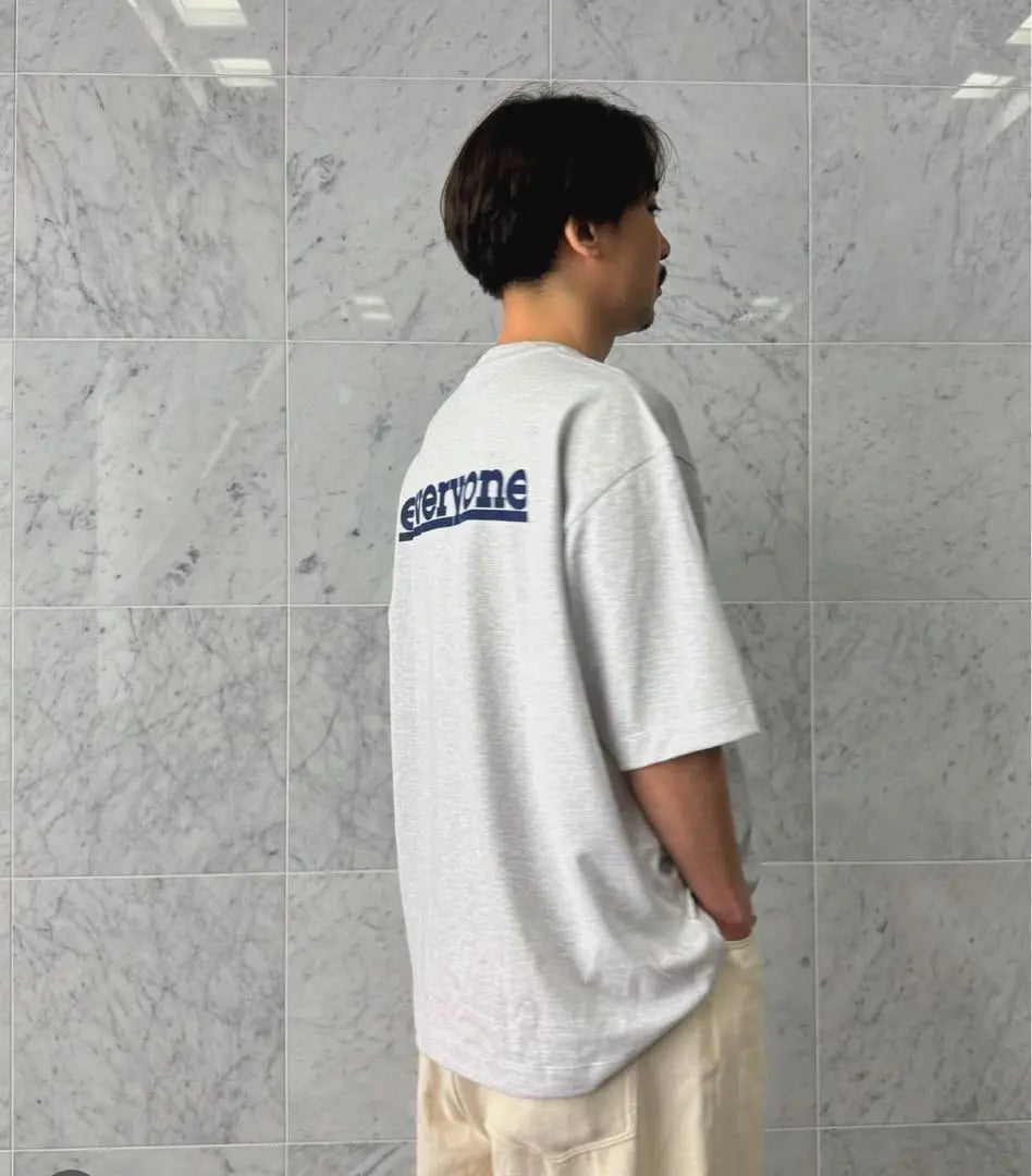 Camiseta con el logotipo de TTTMSW x Everyone (ASH) para Miyoshi Yoshiyoshi | 三好良着用TTTTMSW × Everyone LOGO TEE (ASH)