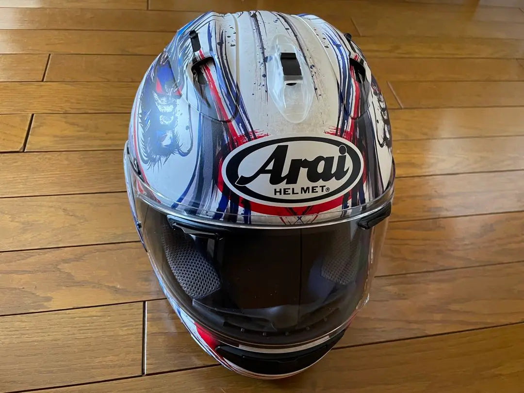 Diseño gráfico del casco integral Arai