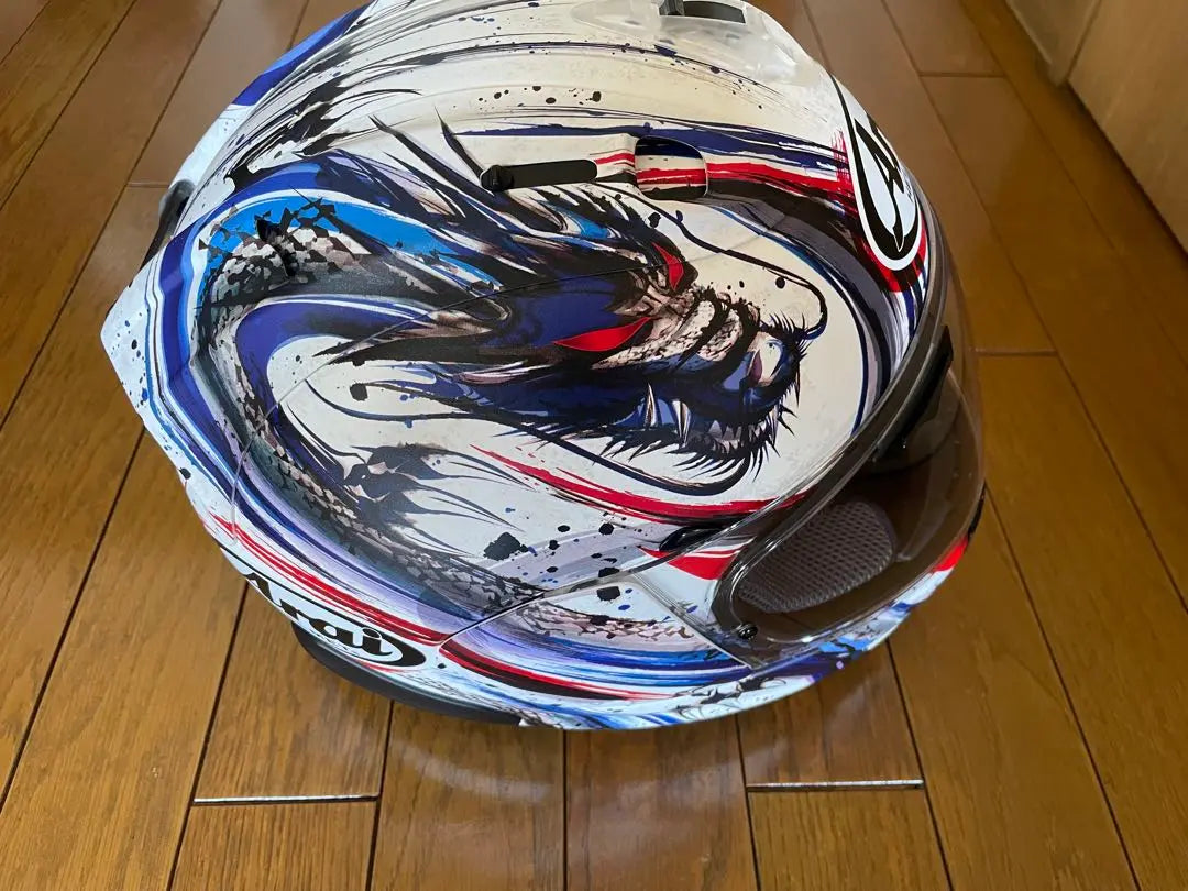 Diseño gráfico del casco integral Arai