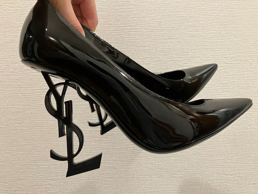 Precio de lista: más de 220.000 tacones Saint Laurent