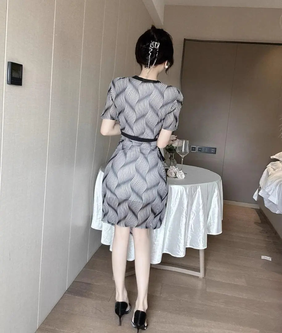 Line -in ribbon belt specification V neck kashukuru total pattern knee length dress