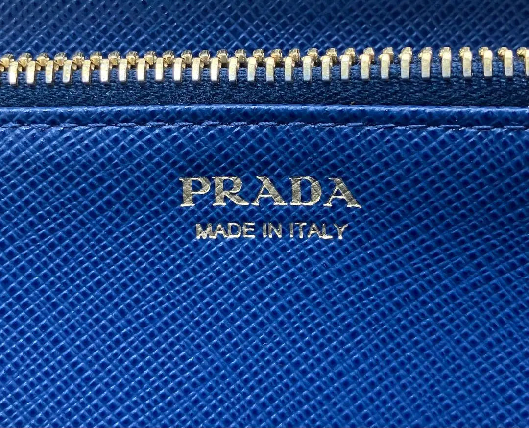 ⭐️Billetera larga con cremallera redonda y triángulo Saffiano de Prada en color azul