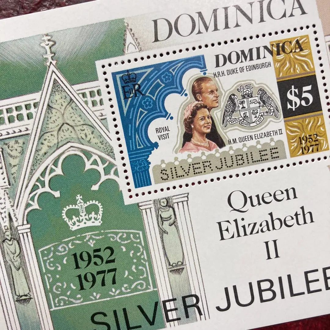 68547 Sale Limited: Foreign stamps not used, Dominican issued Queen Elizabeth small seat