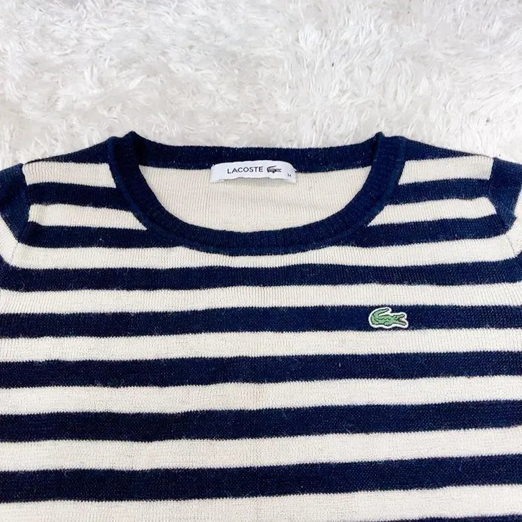 《LACOSTE》 Camiseta azul marino con borde beige talla 34