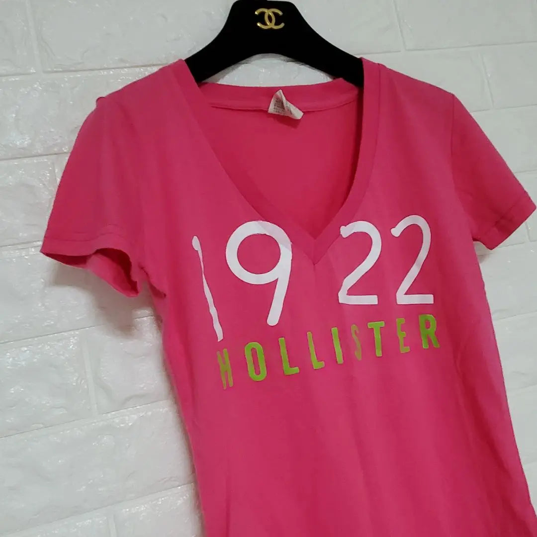 HOLLISTER Pink T-shirt Beautiful condition Logo V-neck Cut and sew