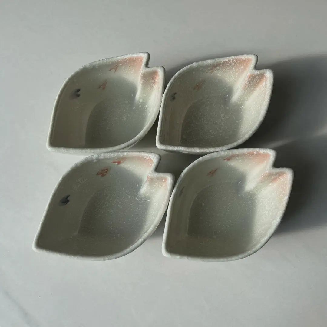 Petal-shaped ceramic bowls set of 4 Sakura | 花びら型の陶器小鉢4個セット　桜