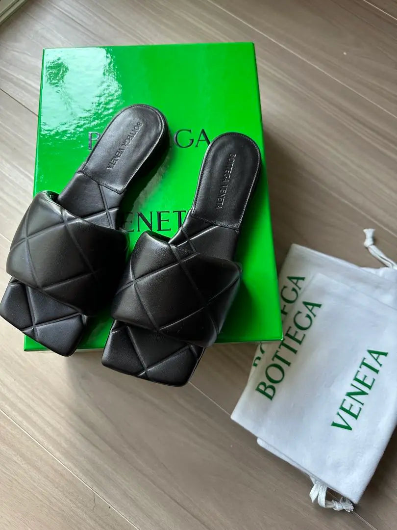 [New and unused] Bottega Veneta putted flat sandals