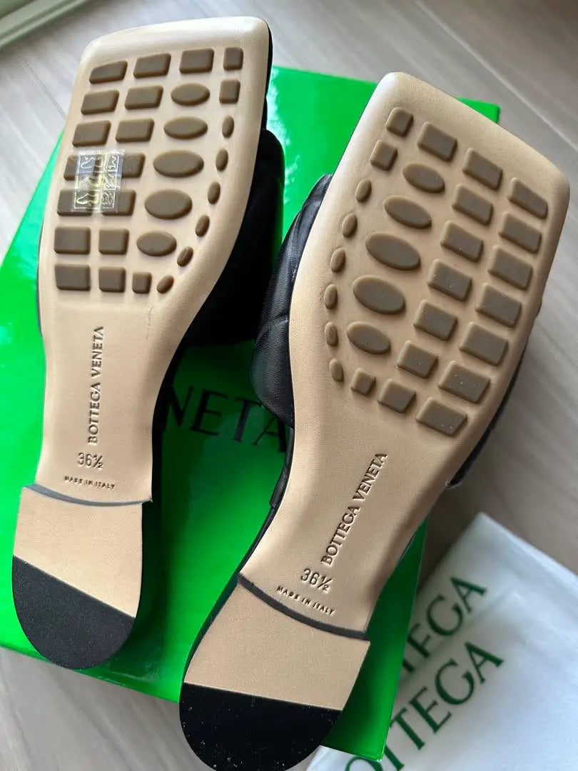 [New and unused] Bottega Veneta putted flat sandals