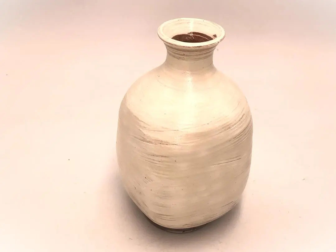 [Brushed iron-painted sake ware made by Living National Treasure Park Sangzhen] Koryo Flour Inscription, Inscription with Box