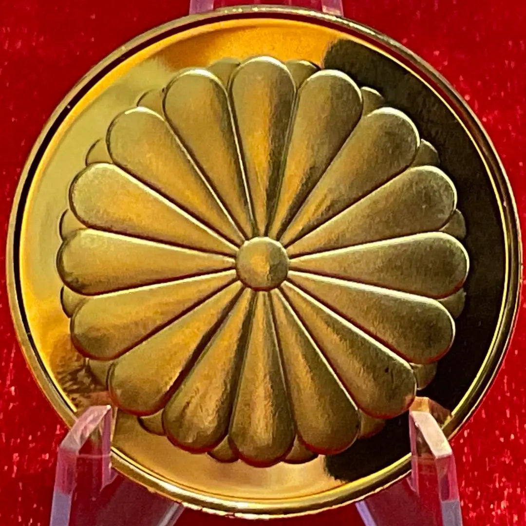 Commemorating the enthronement of the Emperor, the phoenix, the chrysanthemum's crest, large gold coin, large medal, not a 100,000 yen gold coin