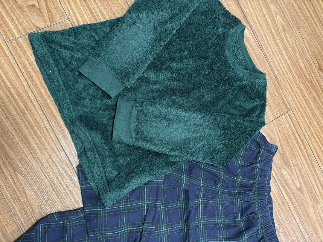 Uniqlo 140cm pajama set, green/navy, check