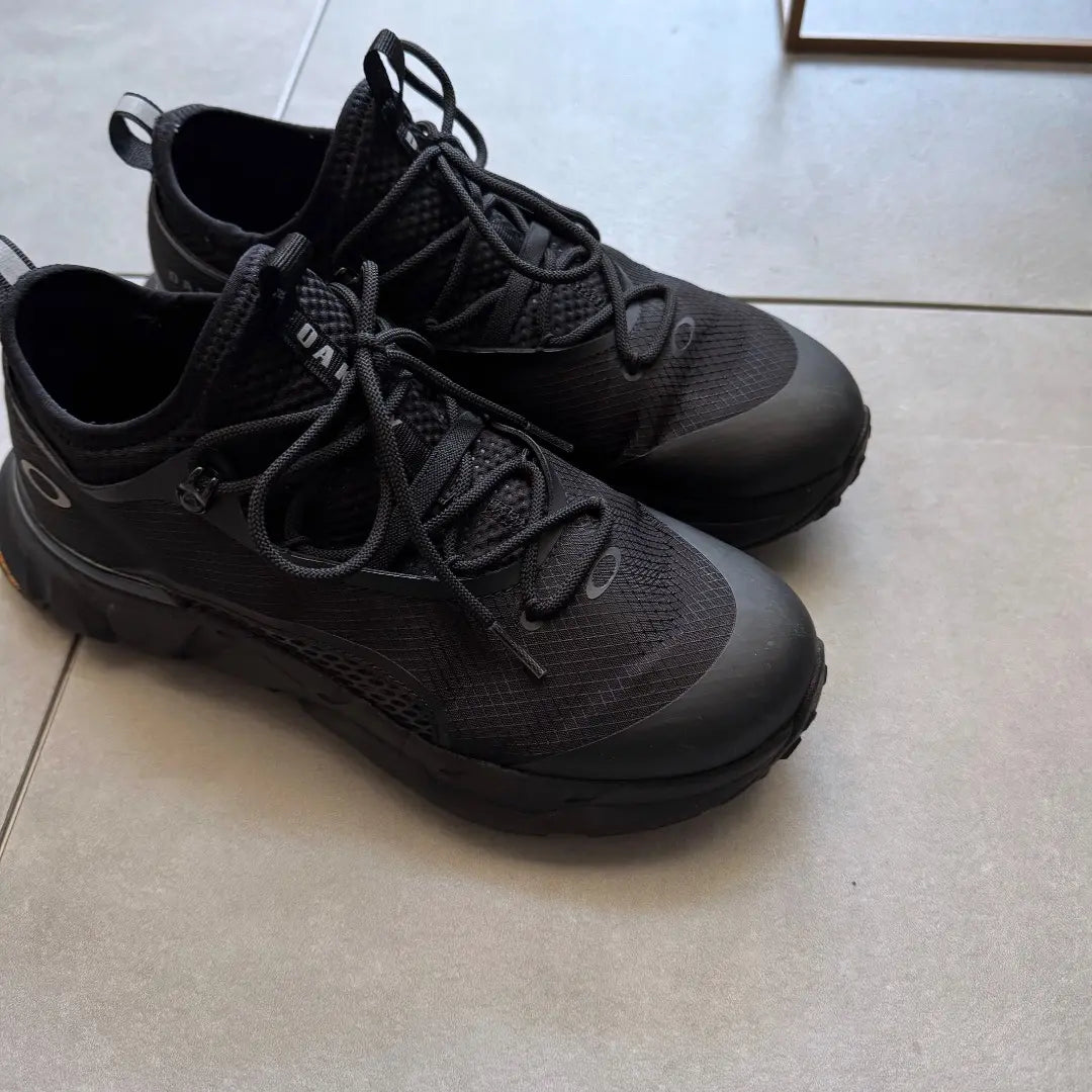 Rare OAKLEY light shield sneakers 26 triple black