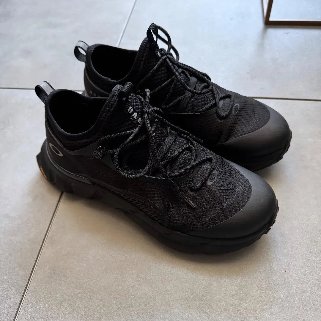 Rare OAKLEY light shield sneakers 26 triple black