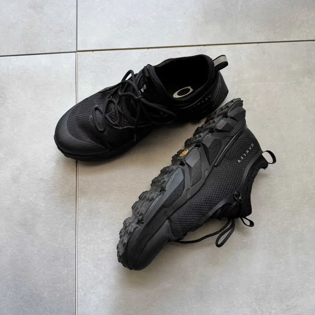 Rare OAKLEY light shield sneakers 26 triple black