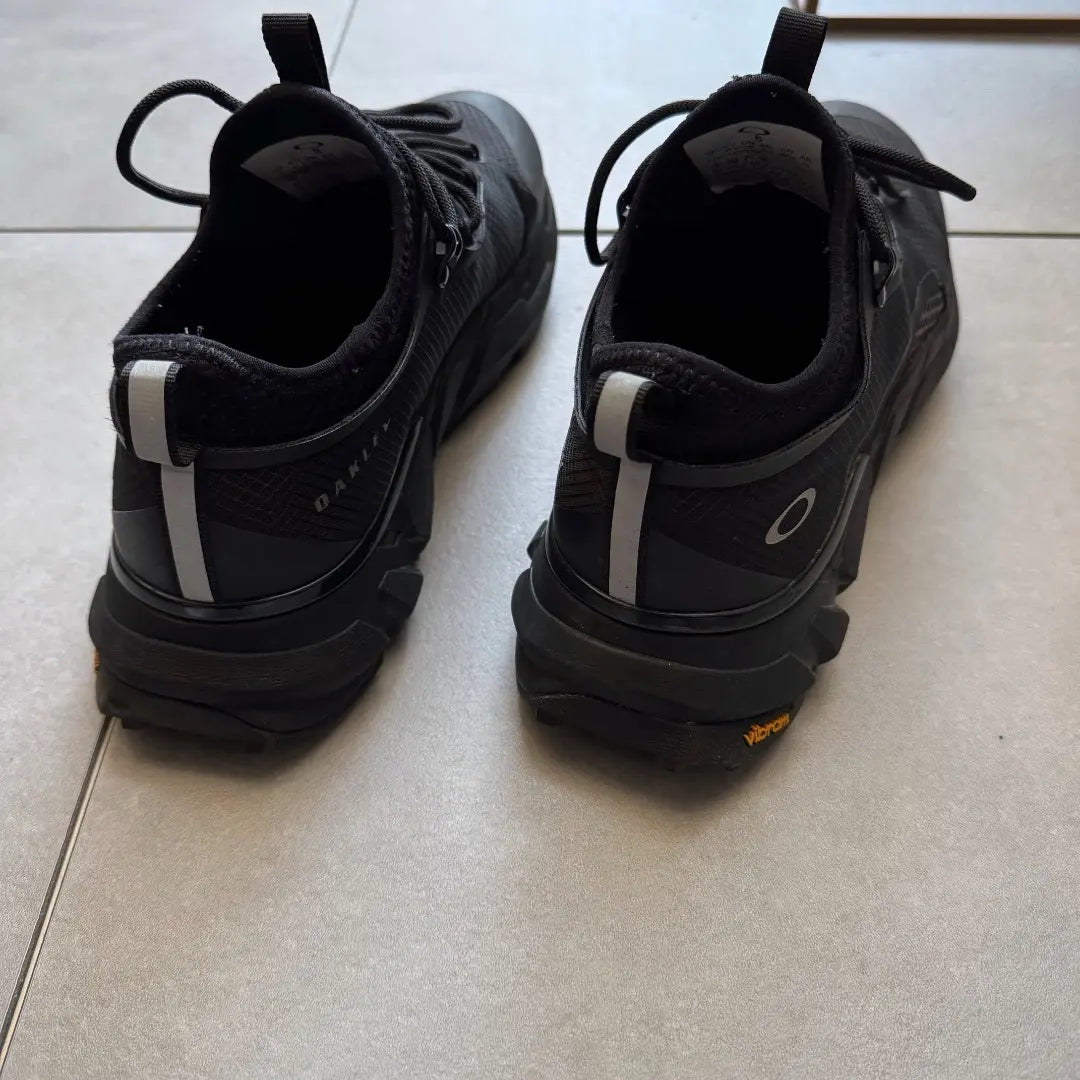 Rare OAKLEY light shield sneakers 26 triple black