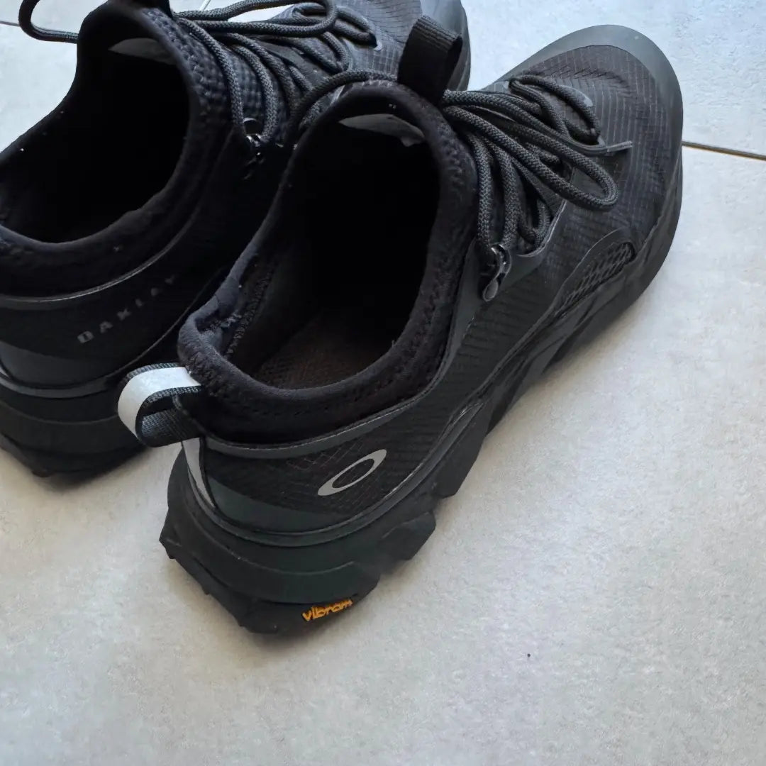 Rare OAKLEY light shield sneakers 26 triple black