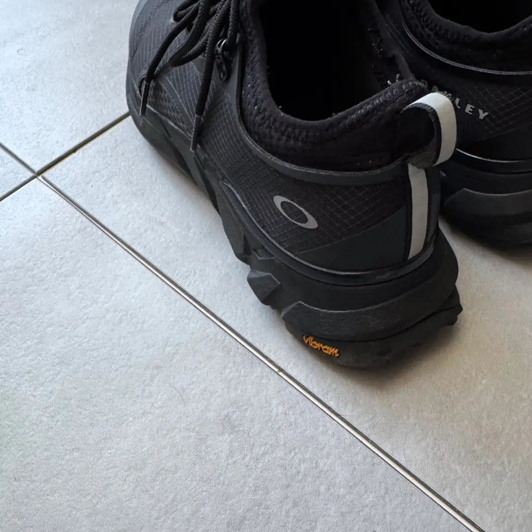 Rare OAKLEY light shield sneakers 26 triple black