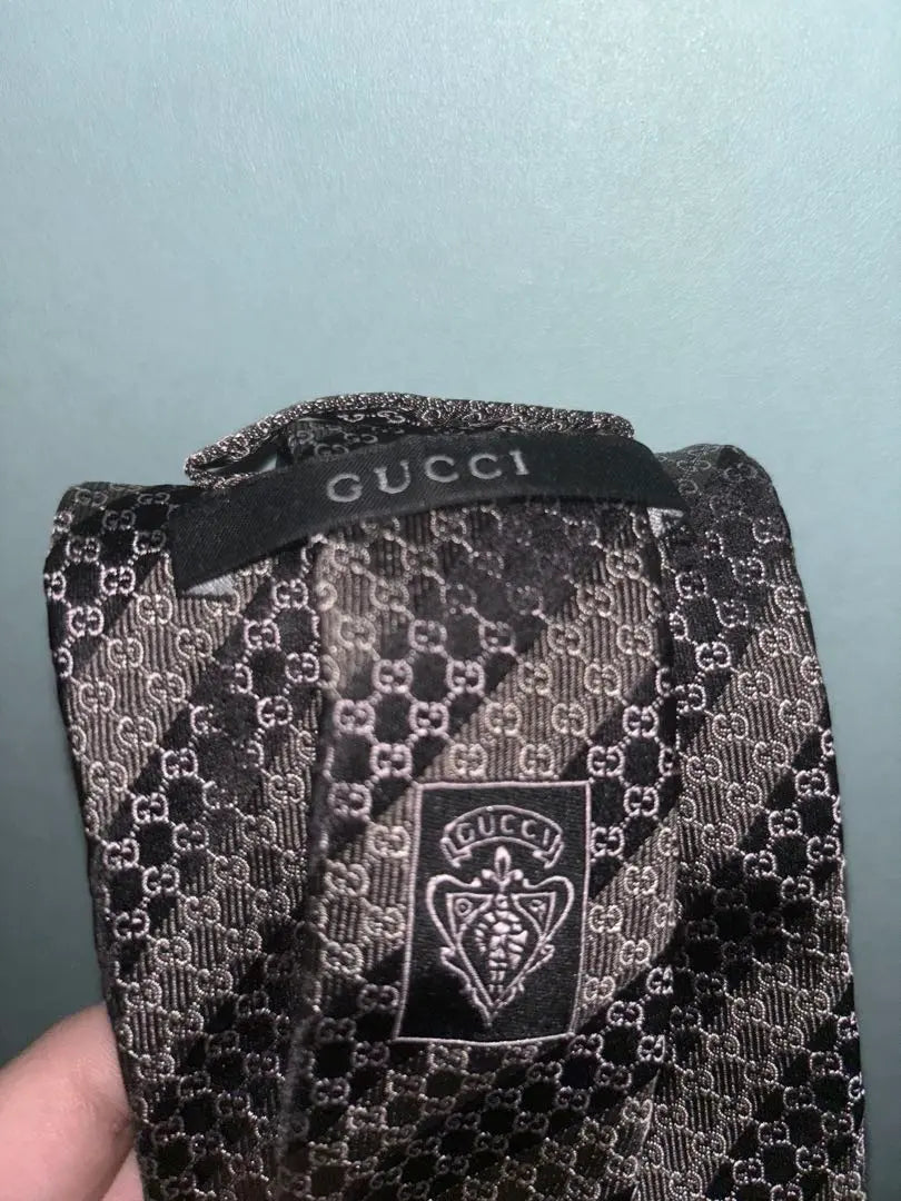 ☆Excelente estado☆ Corbata GUCCI de seda Gucci 100 % con estampado GG en plata y negro