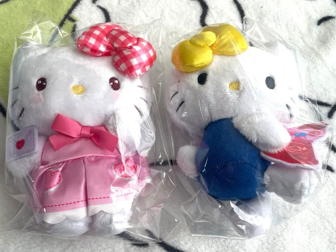 Conjunto de peluche de dos cuerpos de Hello Kitty Famima Limited por el 50.° aniversario