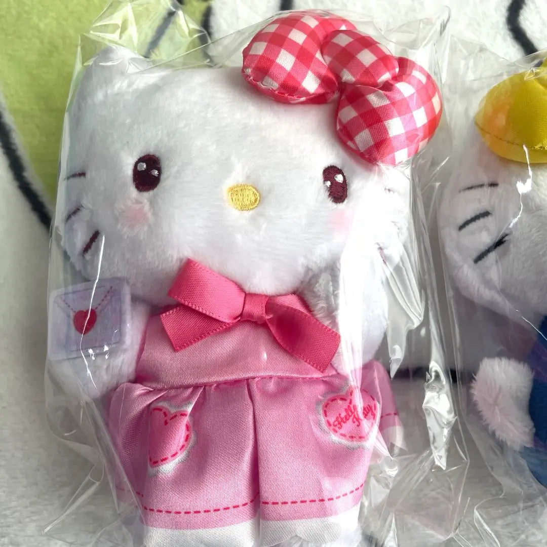 Conjunto de peluche de dos cuerpos de Hello Kitty Famima Limited por el 50.° aniversario