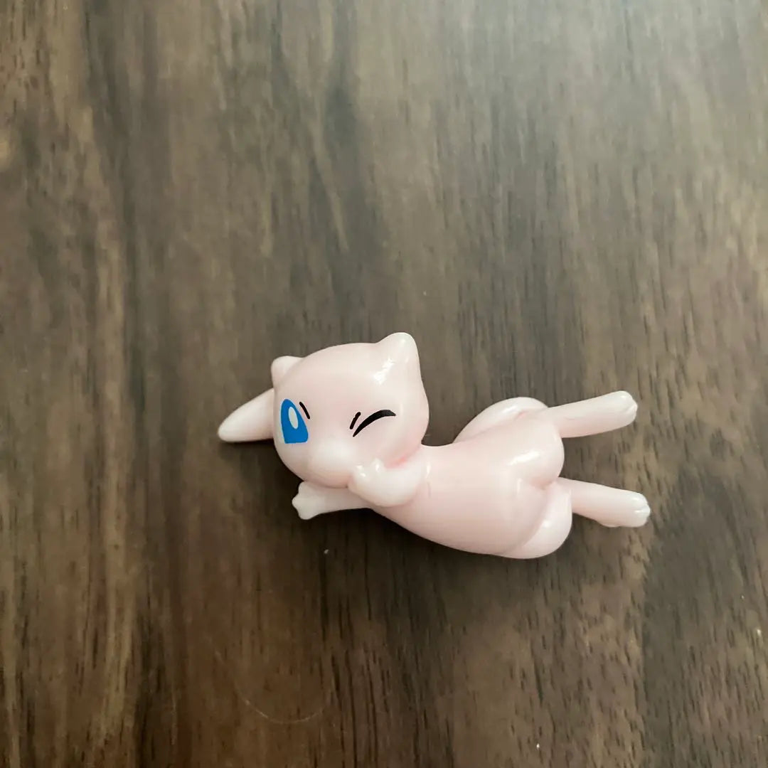 Figura Tamago de Pokémon Bikura Bass Ball Miu apuntando a un sueño