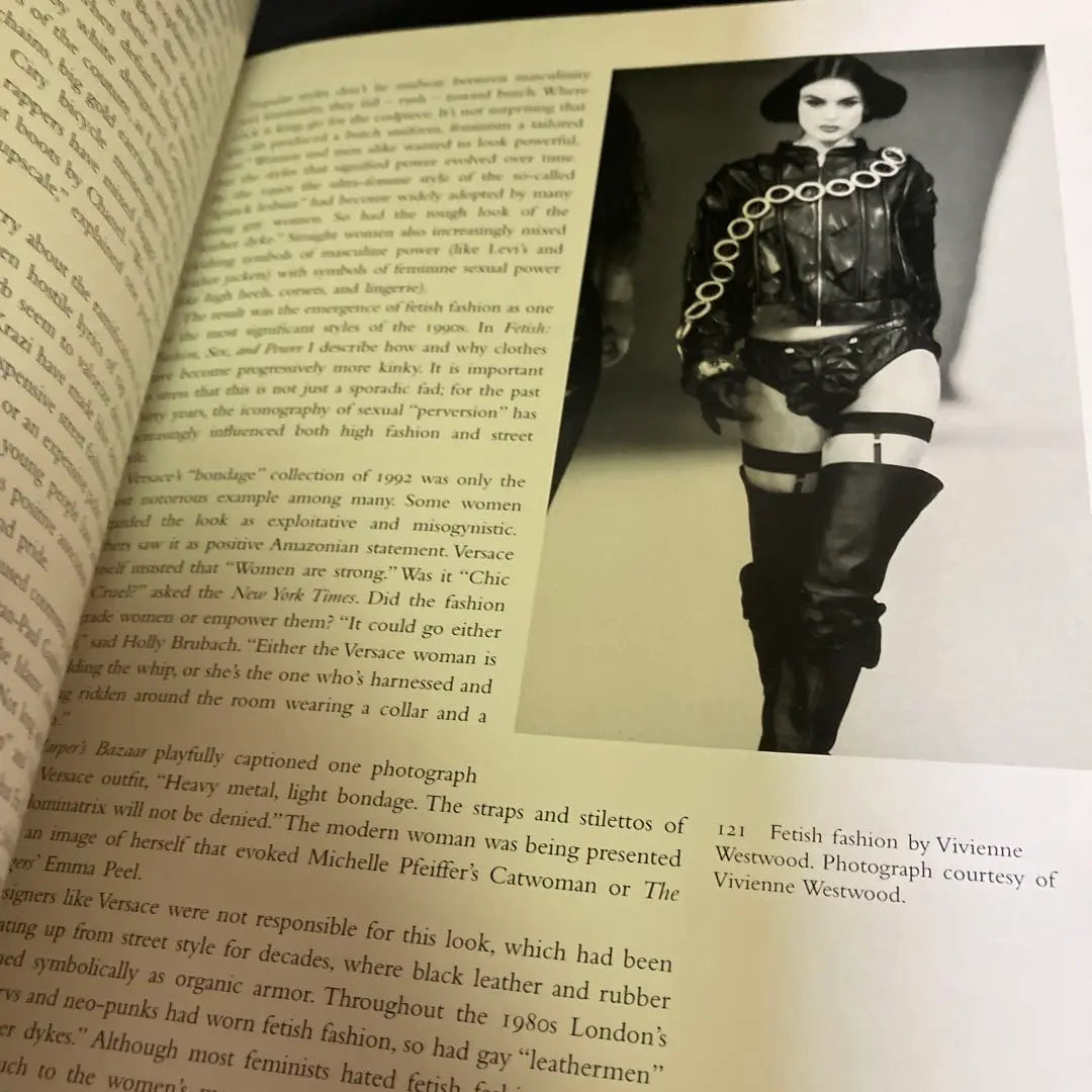 Foreign Books: 50 Years of Fashion Author: Valerie Steel