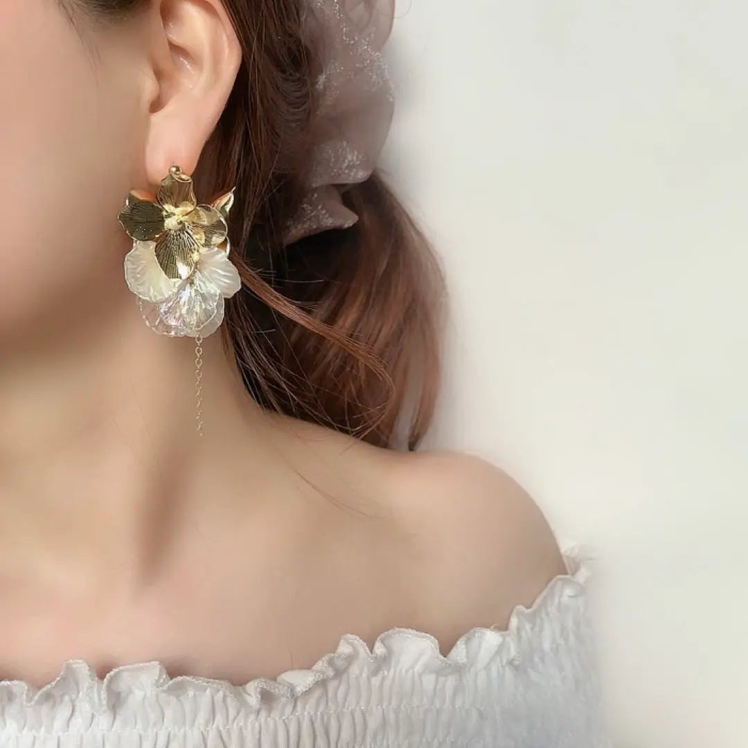 ⑦Handmade earrings Large metal flower Aurora pearl Petal Bridal