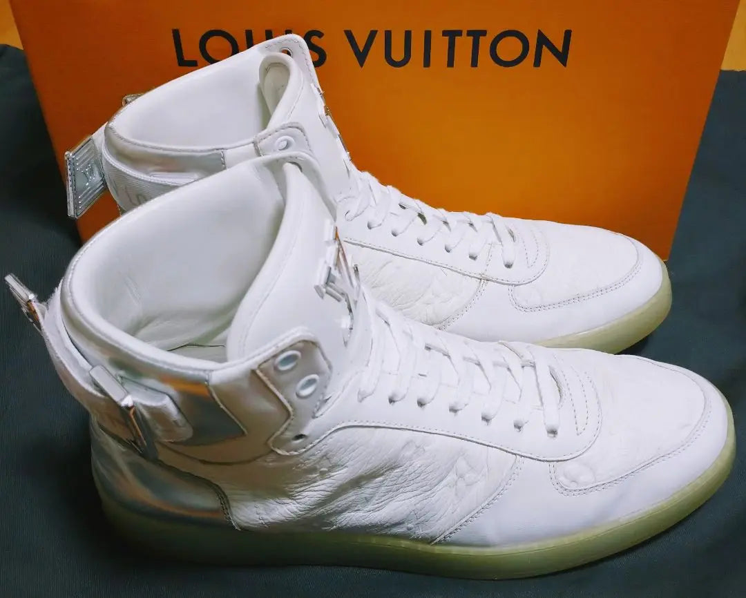 Louis Vuitton sneakers Rivoli Line Monogram Embossed White 26.5cm