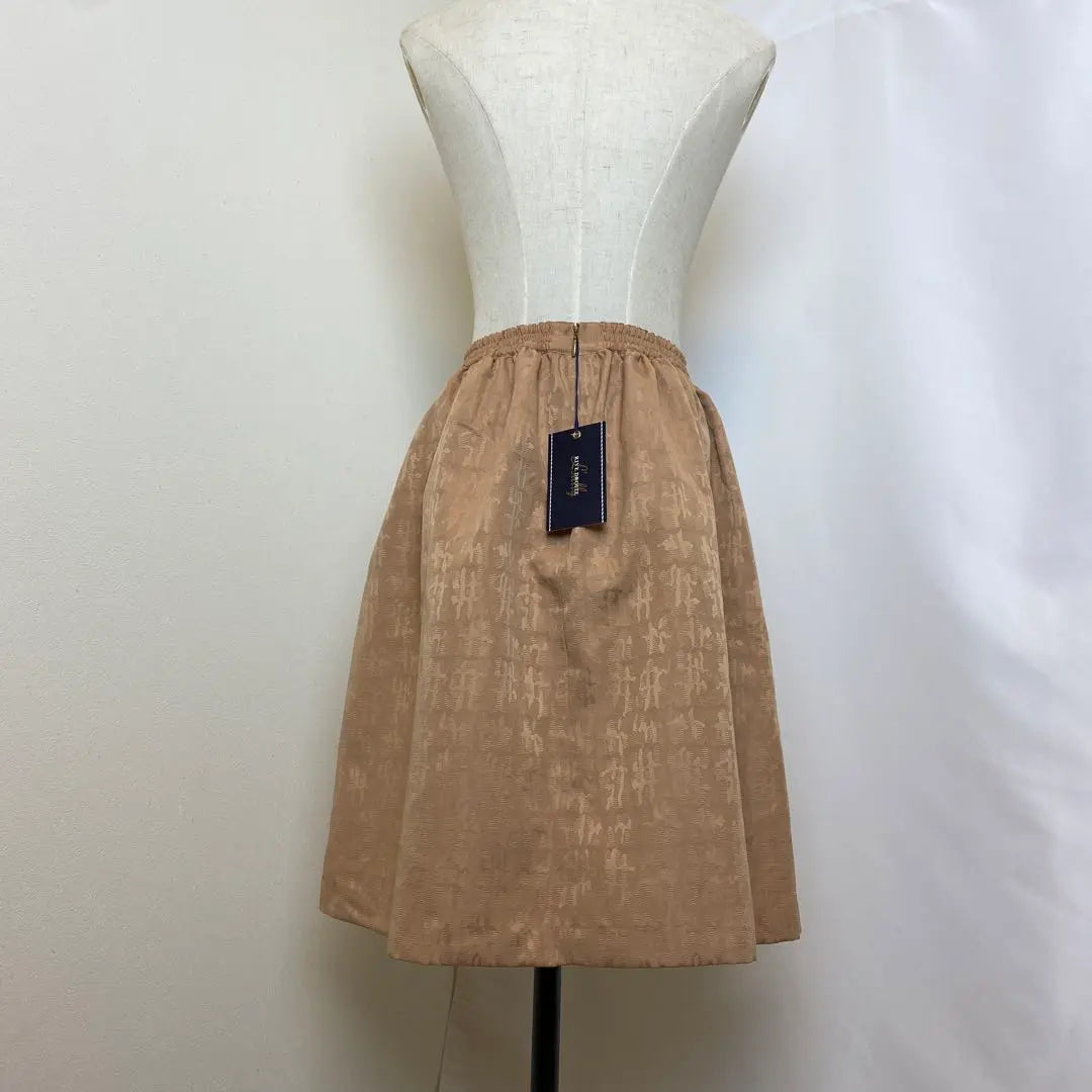 Beige pleated skirt with unused tag