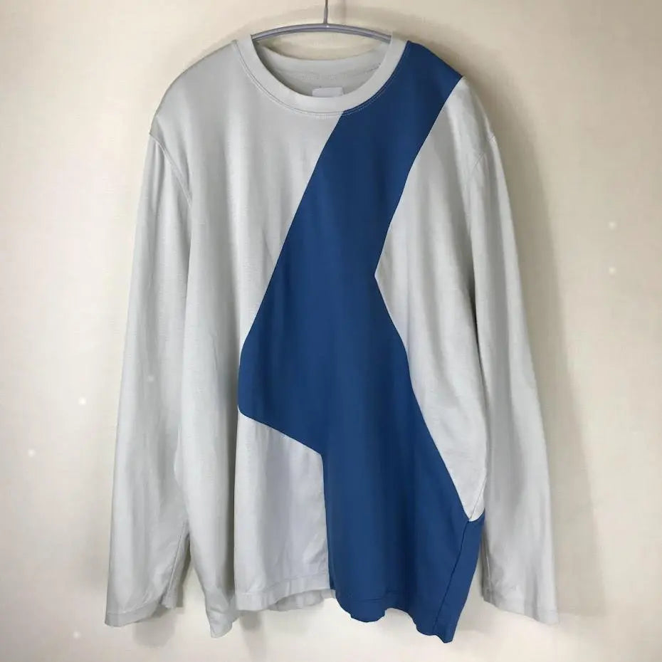 Asymmetric color scheme switching pullover