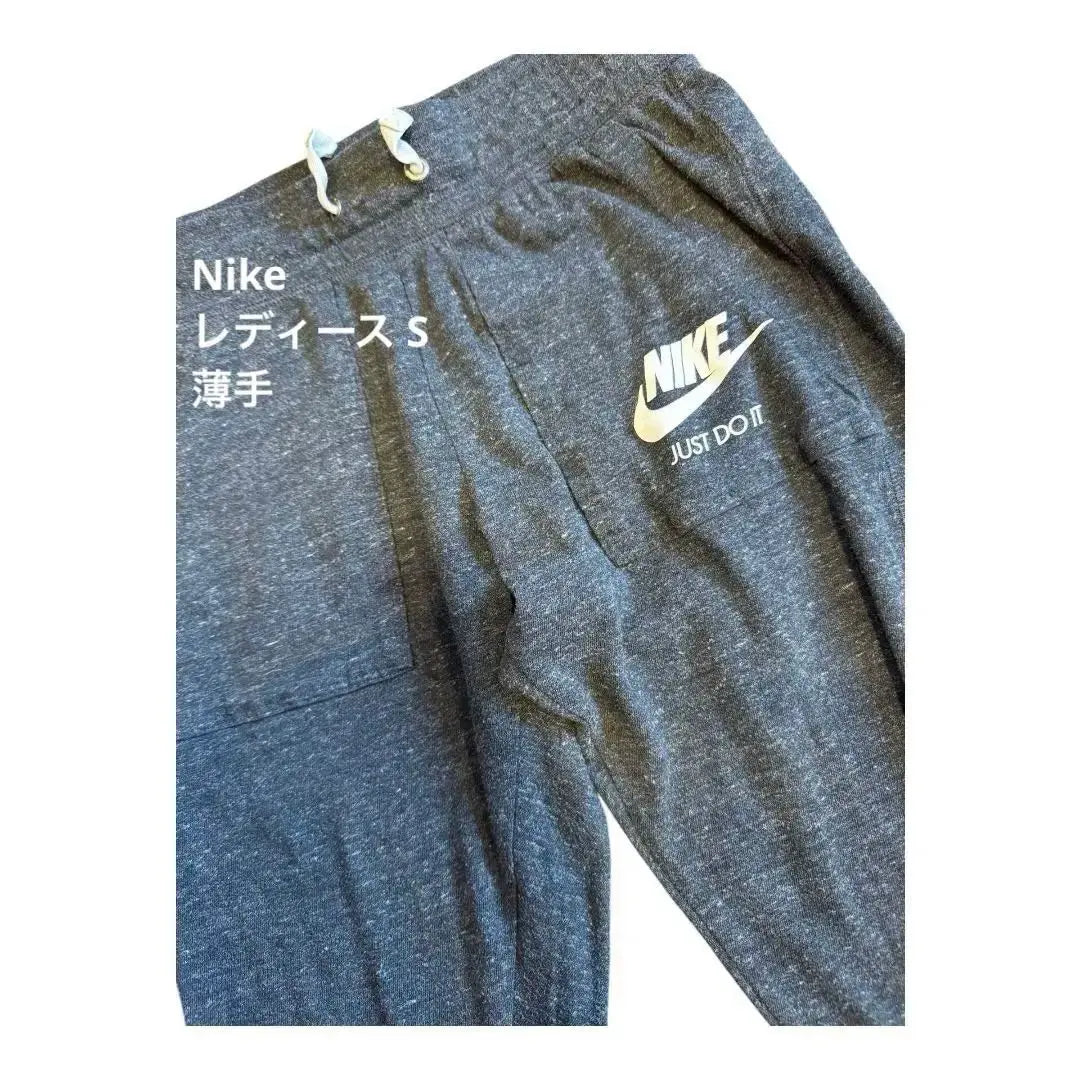 Pantalón deportivo Nike para mujer en gris oscuro