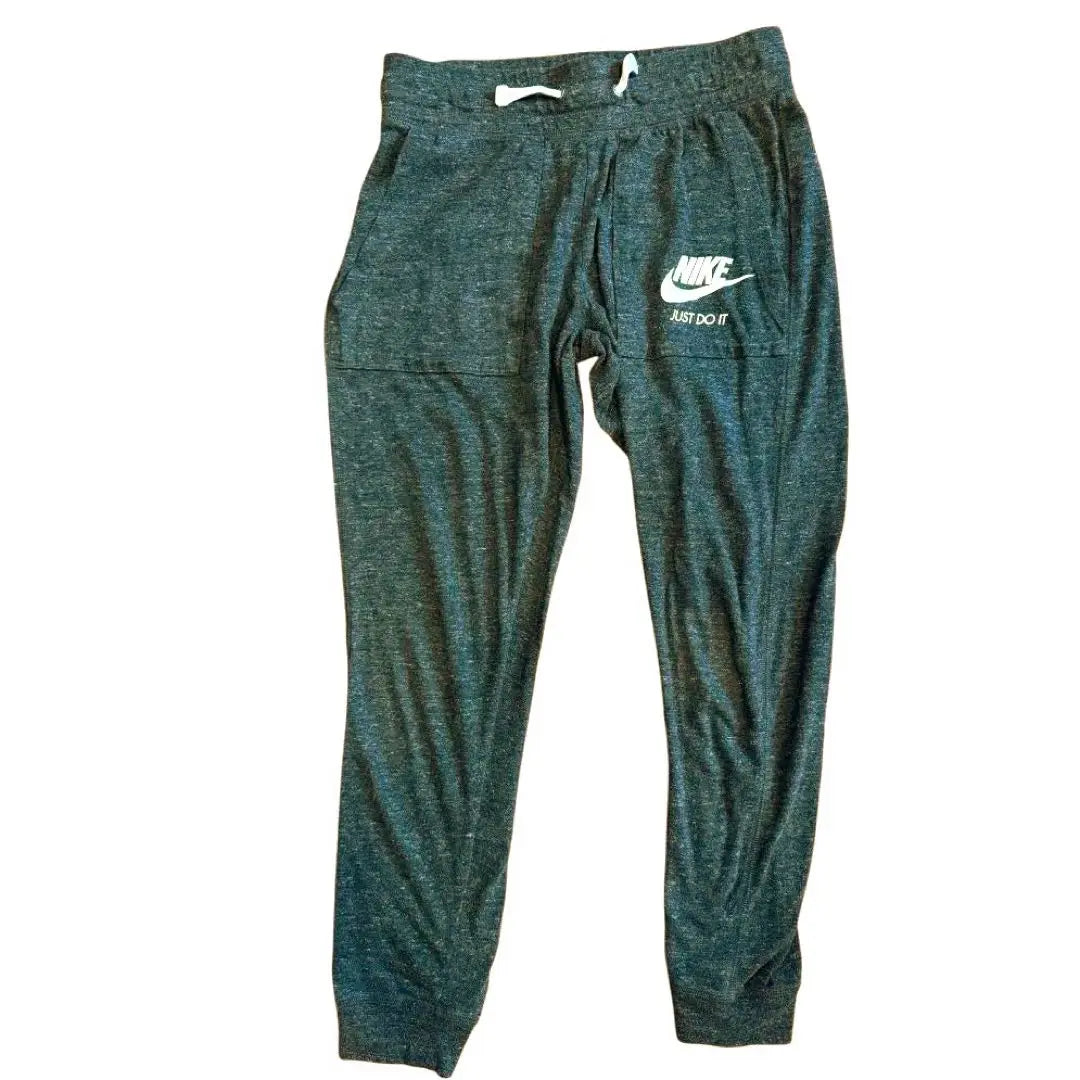 Pantalón deportivo Nike para mujer en gris oscuro