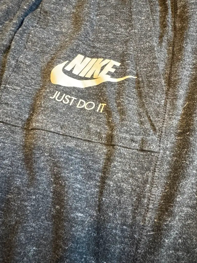 Pantalón deportivo Nike para mujer en gris oscuro