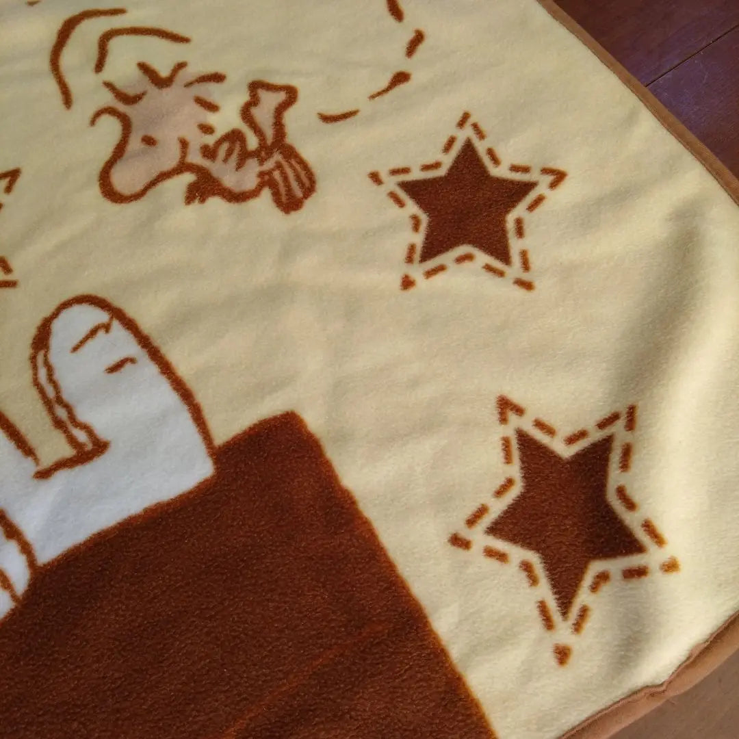 Manta polar de Snoopy con estampado de estrellas