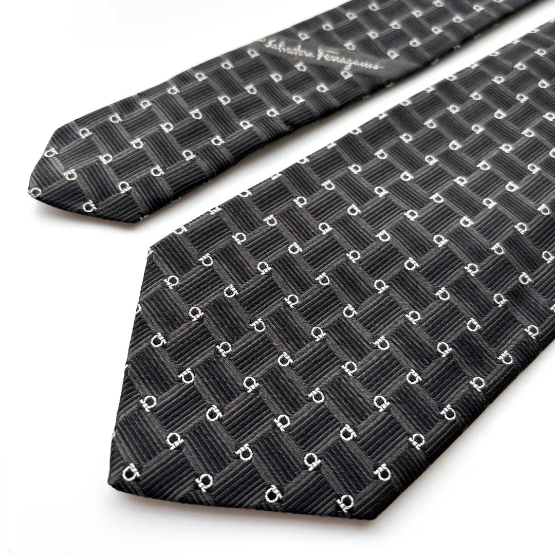 Superb condition Salvatore Ferragamo tie Gancini logo black