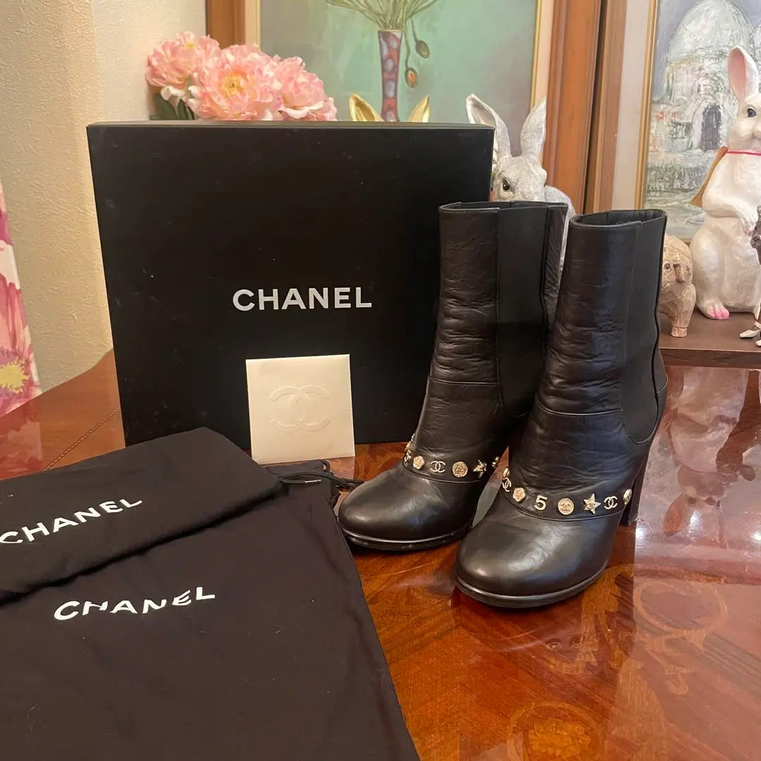 Botas de cuero negro CHANEL en perfecto estado con dije icónico Agotado Auténtico Chanel 37