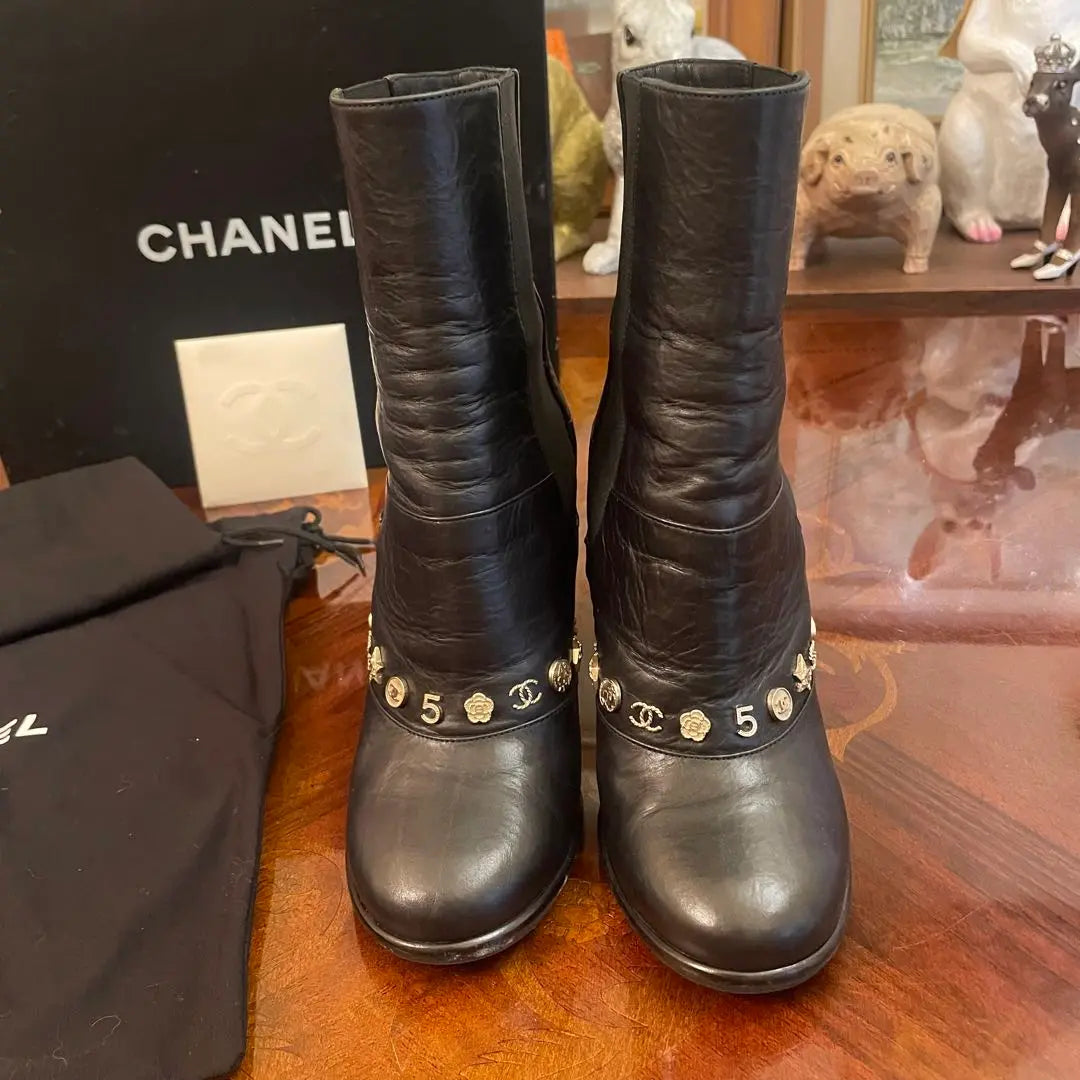 Botas de cuero negro CHANEL en perfecto estado con dije icónico Agotado Auténtico Chanel 37